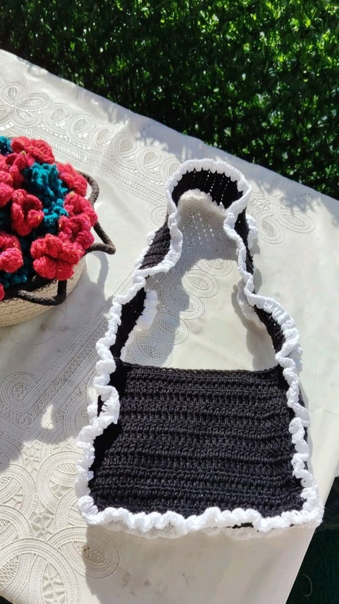 Ruffles crochet bags